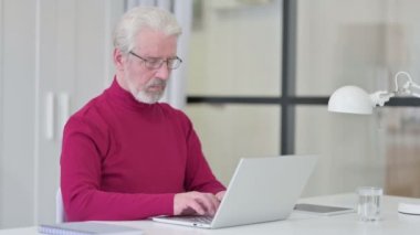 Yaratıcı Yaşlı Adam İşteyken Parmak İle Hareket Yok 