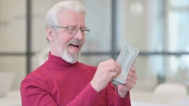 Mutlu Yaratıcı Yaşlı Adam İş Başında Dolar Sayıyor 