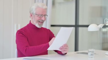 Başarılı Yaratıcı Yaşlı Adam Belgeleri Kutluyor 