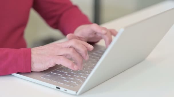 Ręce staruszka piszącego na laptopie — Wideo stockowe
