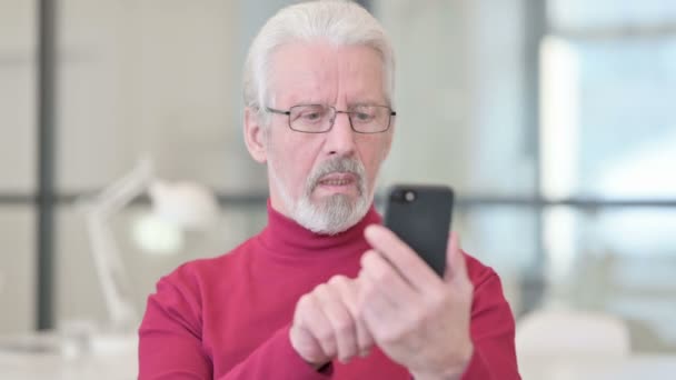 창의적 인 노인이 스마트폰에서 잃다 — 비디오