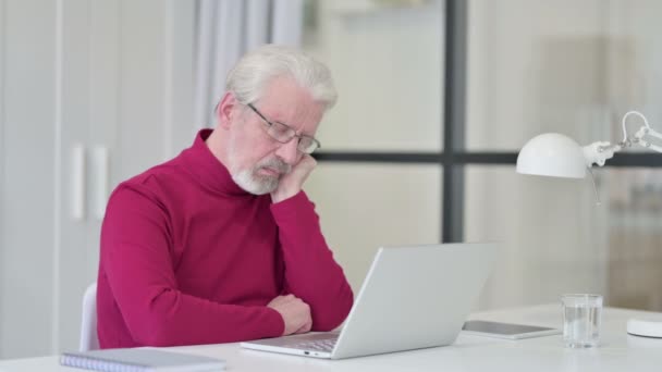 Dizüstü bilgisayar üzerinde çalışırken uyuyan yaratıcı yaşlı adam — Stok video