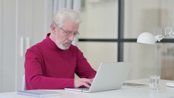 Homem velho criativo que trabalha no portátil no escritório — Vídeo de Stock