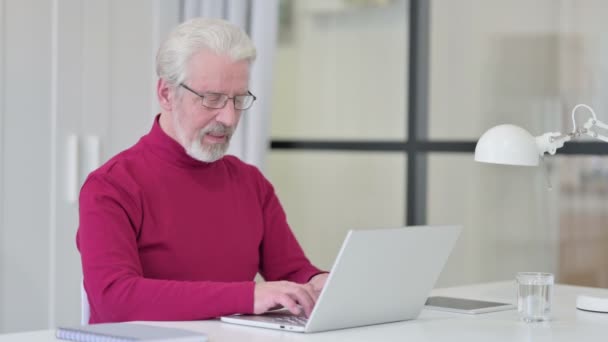 Polegares para cima por homem velho criativo com laptop no trabalho — Vídeo de Stock