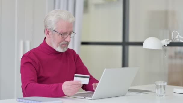 Udane płatności online na laptopie przez Creative Old Man — Wideo stockowe