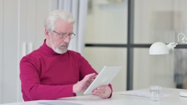 Tabletteki Kayba Tepki Veren Yaratıcı Yaşlı Adam 