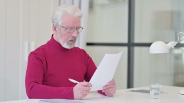 Yaratıcı Yaşlı Adam Belge Kaybına Tepki Veriyor 