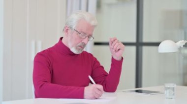 Kağıda Yazarken Başarısız Olan Yaratıcı Yaşlı Adam