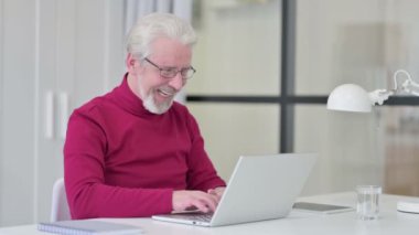 Başarılı Yaratıcı Yaşlı Adam Laptop 'ta İş Başında Kutluyor 