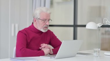 Yaratıcı Yaşlı Adam Bilgisayarda Video Konuşuyor 