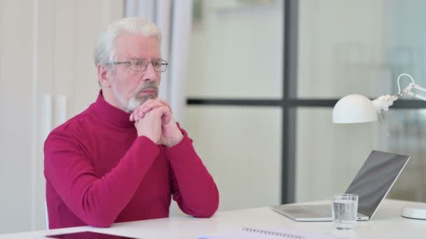 Pensive creatieve oude man denken op het werk — Stockvideo