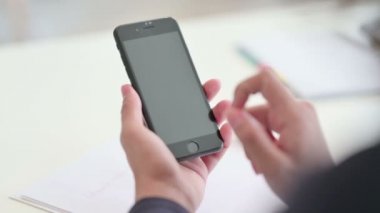 Akıllı telefon kullanan Afrikalı Kadının Ellerinin Arka Görünümü 