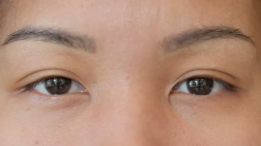 Afrikalı kadının yanıp sönen gözleri, kapatın.