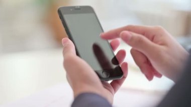 Akıllı telefon kullanan Afrikalı Kadının Ellerinin Arka Görünümü 
