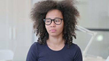 Uykulu Afrikalı Kadın Esneme Portresi 