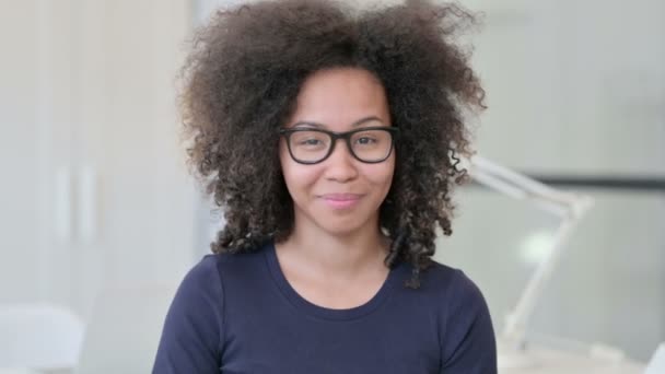 Retrato de mujer africana mostrando signo de bien a mano — Vídeo de stock