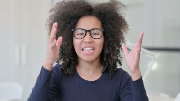 Портрет африканской женщины, чувствующей гнев, спорящей — стоковое видео