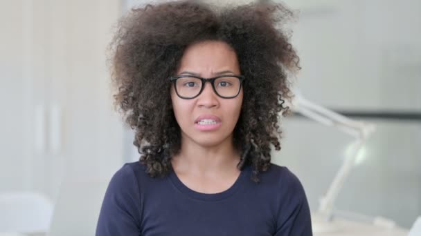 Portrait de la femme africaine réagissant à la perte — Video