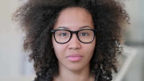 Primer plano de la mujer africana conmocionada, sorprendida — Vídeo de stock