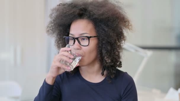 Mujer africana teniendo dolor de muelas mientras bebe agua — Vídeo de stock