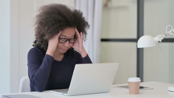 Afrikansk kvinna som har huvudvärk när du använder laptop — Stockvideo