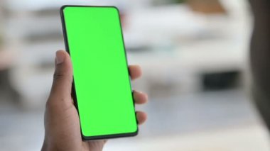 Mock Up Chroma Anahtar Ekranı ile Akıllı Telefon Kullanılıyor