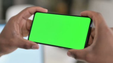 Yeşil Krom Anahtar Ekranlı Akıllı Telefon Tutuluyor