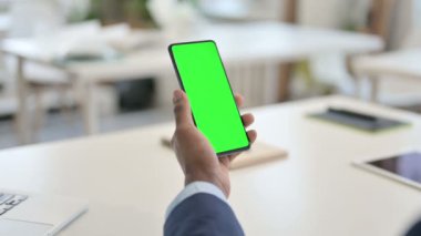 Yeşil Krom Anahtar Ekranlı Akıllı Telefon kullanan İşadamı