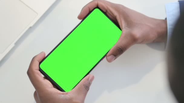 用绿色色谱键屏幕保存智能手机的顶部视图 — 图库视频影像