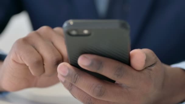 Empresário Africano Navegando Smartphone, Fechar — Vídeo de Stock