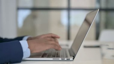 Bilgisayarda daktilo eden İşadamı 'nın elleri, kapatın. 