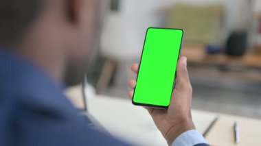 Yeşil Krom Anahtar Ekranlı Akıllı Telefon kullanan İşadamı