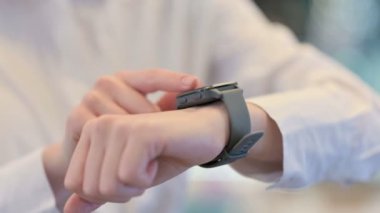 Smartwatch kullanan Kadın Eller, Yakın çekim