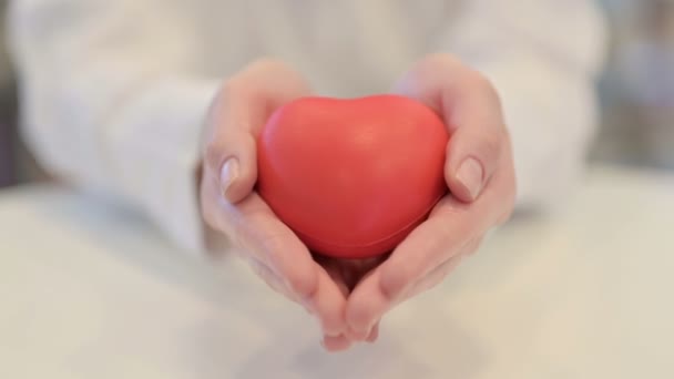 Dişi Eller Kalp Şeklinde Nesne, Yaklaş — Stok video