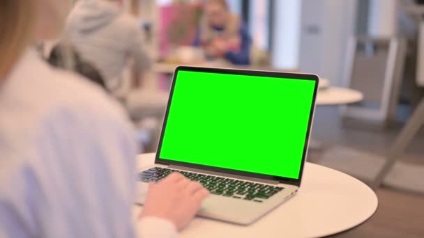 Frau arbeitet am Laptop mit grünem Chroma-Schlüsselbildschirm, Rückansicht — Stockvideo