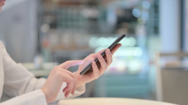 Vista lateral de las manos femeninas escribiendo en el teléfono inteligente — Vídeos de Stock