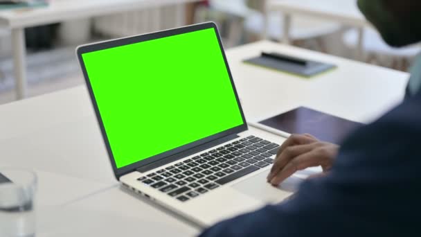 Επιχειρηματίας που χρησιμοποιεί lap-top με την πράσινη βασική οθόνη Chroma — Αρχείο Βίντεο