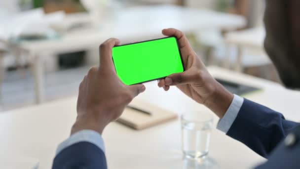 Hombre de negocios viendo Smartphone con pantalla clave de croma verde — Vídeos de Stock