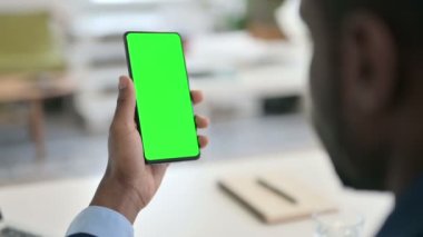 Yeşil Krom Anahtar Ekranlı Akıllı Telefon kullanan İşadamı