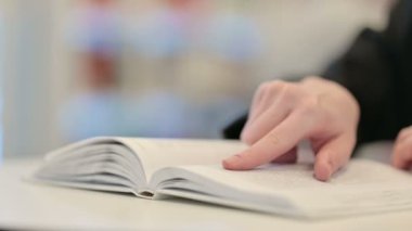 Kapat şunu, Kadın Okuma Kitabı. 