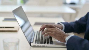Dizüstü bilgisayarda yazan İşadamının Elleri Yan Görünümü, Kapat 