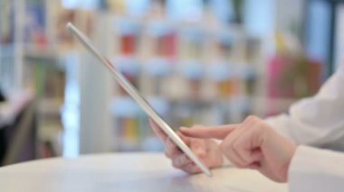 Tablet 'e Yazan Kadın Elleri, Yan Görünümü Kapat 