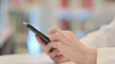 Yaklaş, Akıllı Telefondan Yazan Kadın Eller 