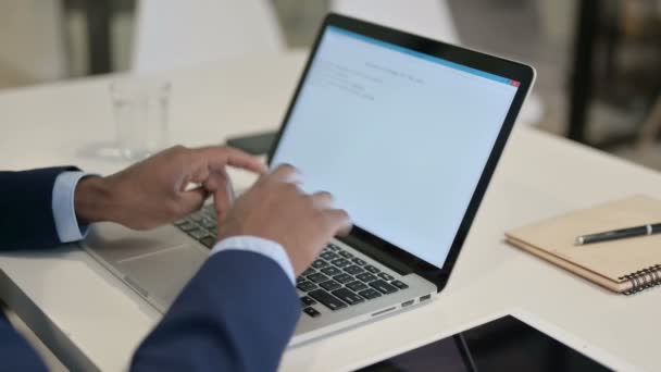 व्यवसायी कार्यालय में लैपटॉप पर टाइप कर रहा है, बंद करें — स्टॉक वीडियो