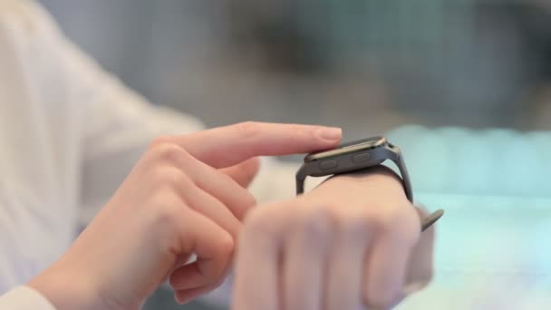 Kvinnelige hender ved hjelp av Smart Watch, lukk – stockvideo