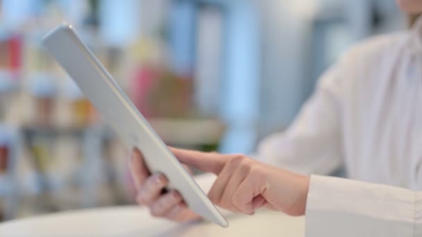 De cerca, Mujer escribiendo en la tableta mantenida en la mesa — Vídeos de Stock