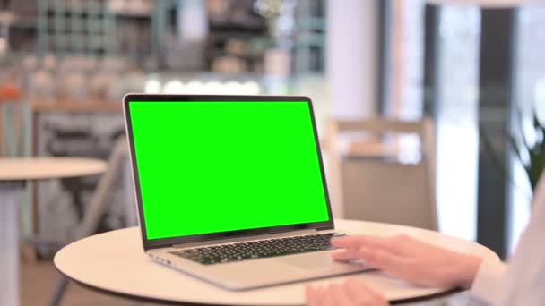 Γυναίκα που χρησιμοποιεί το lap-top με την πράσινη βασική οθόνη Chroma, πίσω όψη — Αρχείο Βίντεο