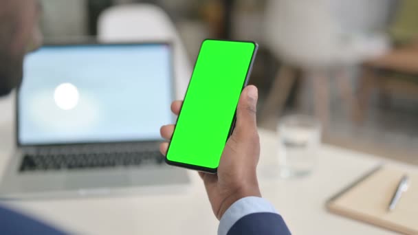 Empresário segurando Smartphone com tela chave Chroma verde — Vídeo de Stock