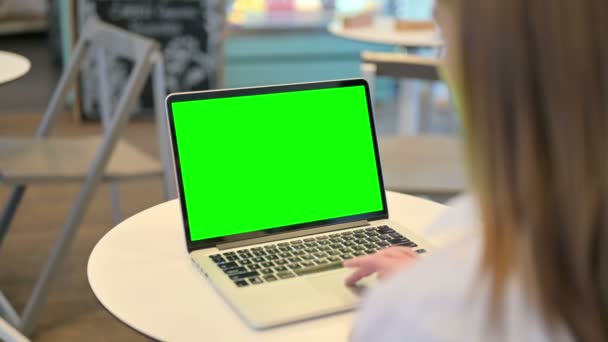 Женщина работает на ноутбуке с экраном хрома ключ, вид сзади — стоковое видео