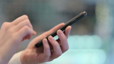 Smartphone 'da Yazan Kadın Elleri Yan Görünümü 